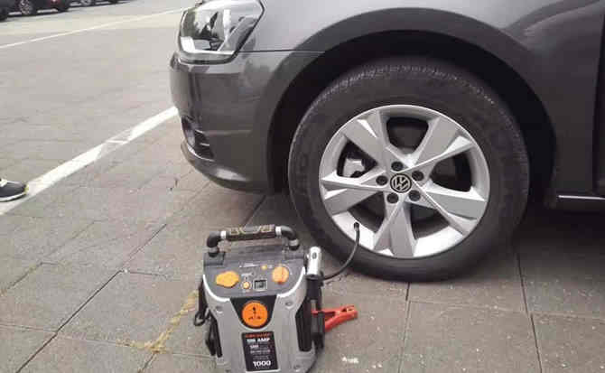 防城港汽车搭电案例